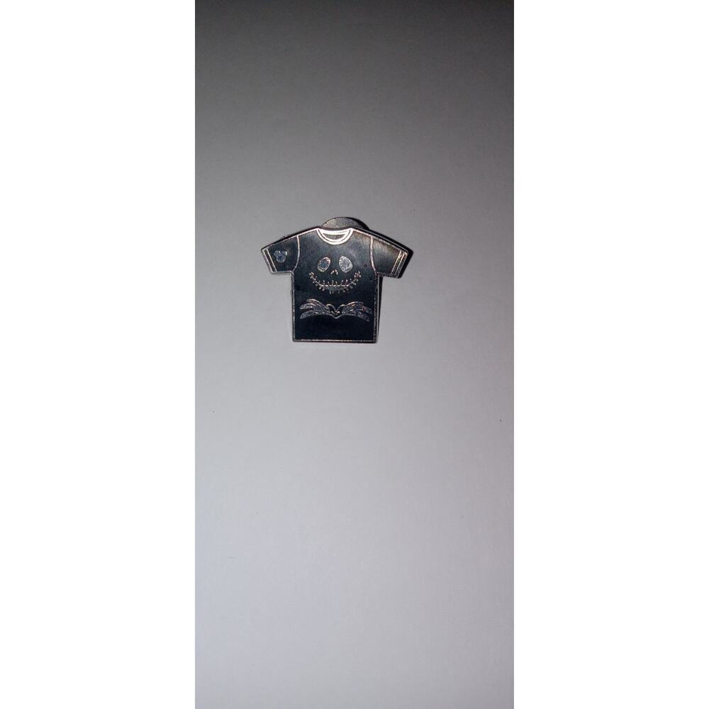Disney T- shrit jack skellington pin.
